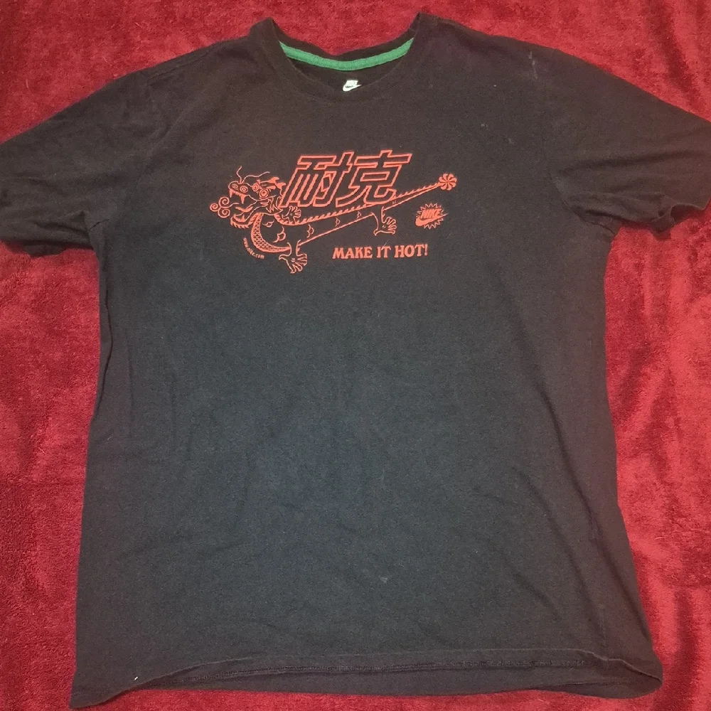 Nike Graphic Tee- MAKE IT HOT!